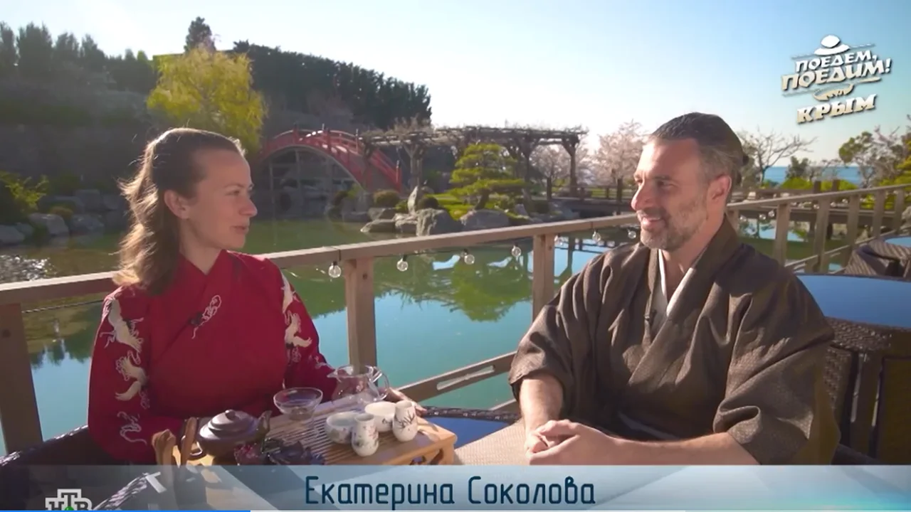 Екатерина Соколова и ведущий программы «Поедем, поедим!» на чайной церемонии в Крыму